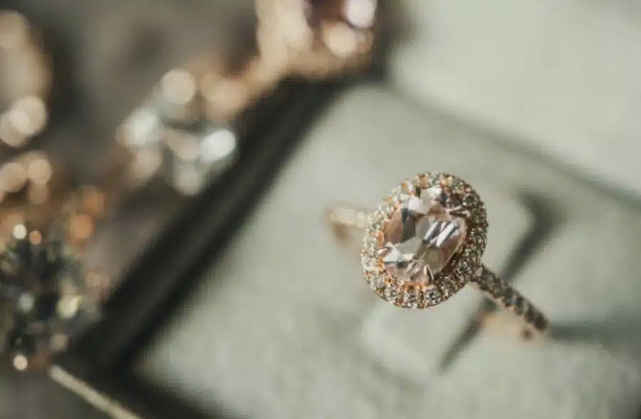 Comment bien choisir votre bague de fiançailles chez un bijoutier créateur