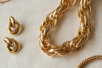 Bijoux en or, bijoux personnalisés : ce qui s'achète (et se porte) en ce moment