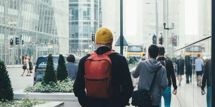 un homme avec un sac à dos marchant dans la rue