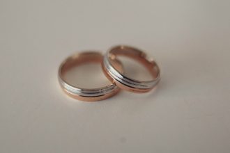 Pourquoi la bague Cartier est devenue un incontournable mode ?